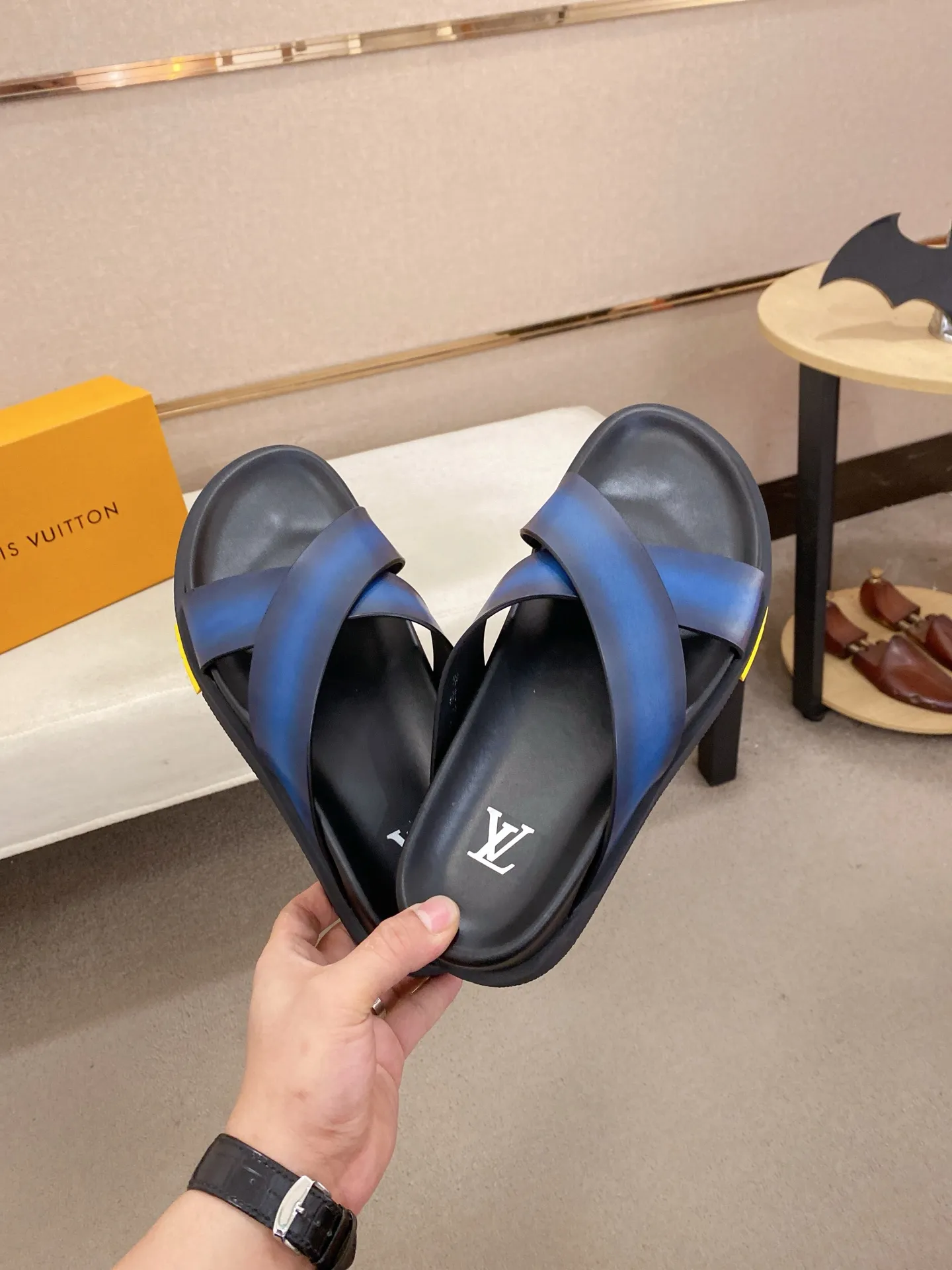 Factory price: 420💰Made by LV🔍Top purchasing agent. Men's spring and summer slippers are available at the same counter. The uppers are made of cowhide imported from Italy. High-quality craftsmanship, soles: original soles specially provided by the original factory, exclusive movable molded soles are super comfortable, original factory follow-up goods, 🔍🔍high quality, can be entered and exited the counter at will, welcome to compare, code number 38-44. Can be customized45